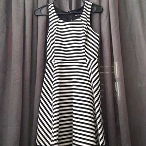 Express black and white striped 👗 xs